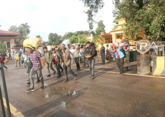 नेपालगञ्ज नाकामा दशैं मान्न घर फर्कनेको लर्को